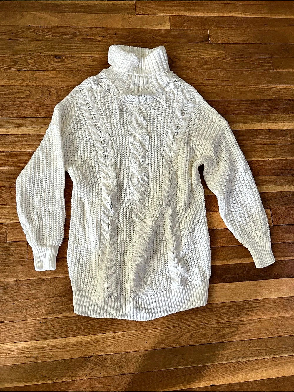Used Women’s H&M Cable Knit Turtleneck in White Size Medium